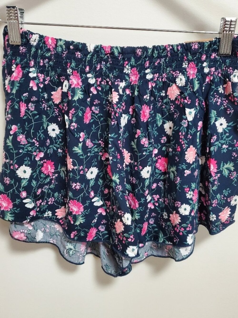 Hollister | NWT Navy Floral Flowy Smocked Shorts M